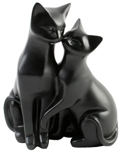 Figura de una Pareja de Gatos Negra Lamiendose