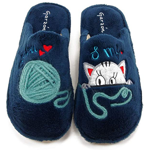 zapatillas azules de gato con ovillo