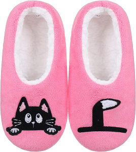 Zapatillas de casa rosas con gatito curioso